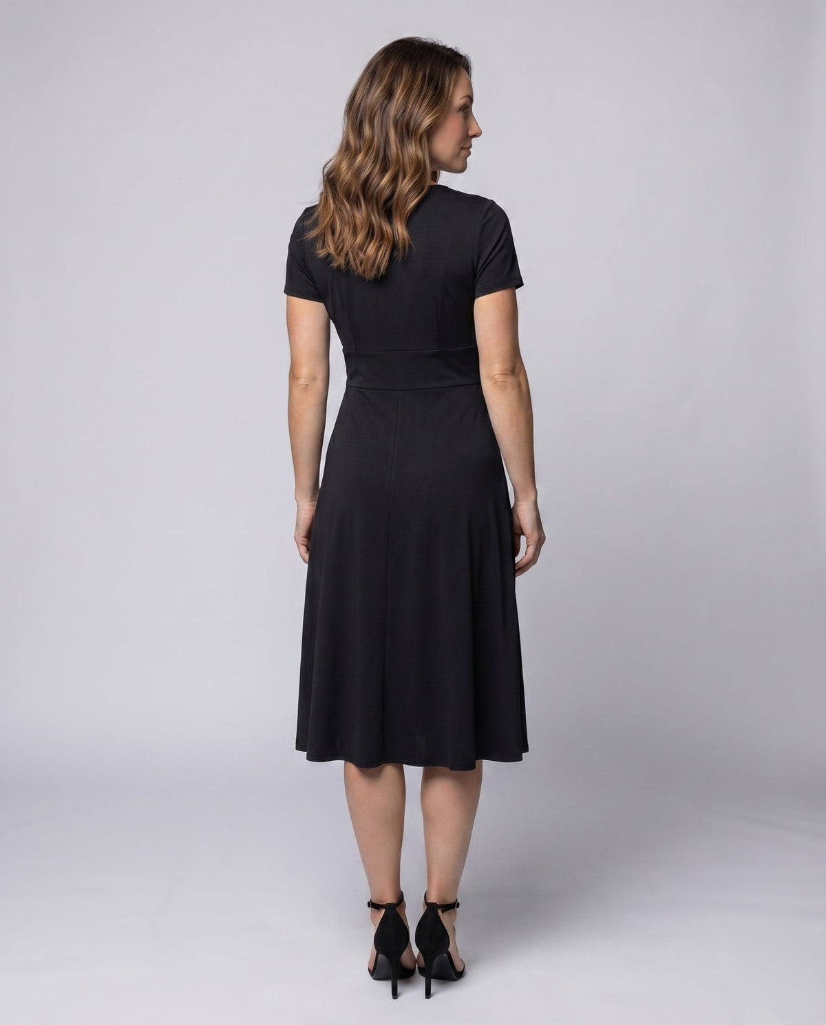 Rochie midi de damă cu efect petrecut – model cu mâneci scurte, talie încrețită și cataramă decorativă, potrivită pentru ocazii elegante