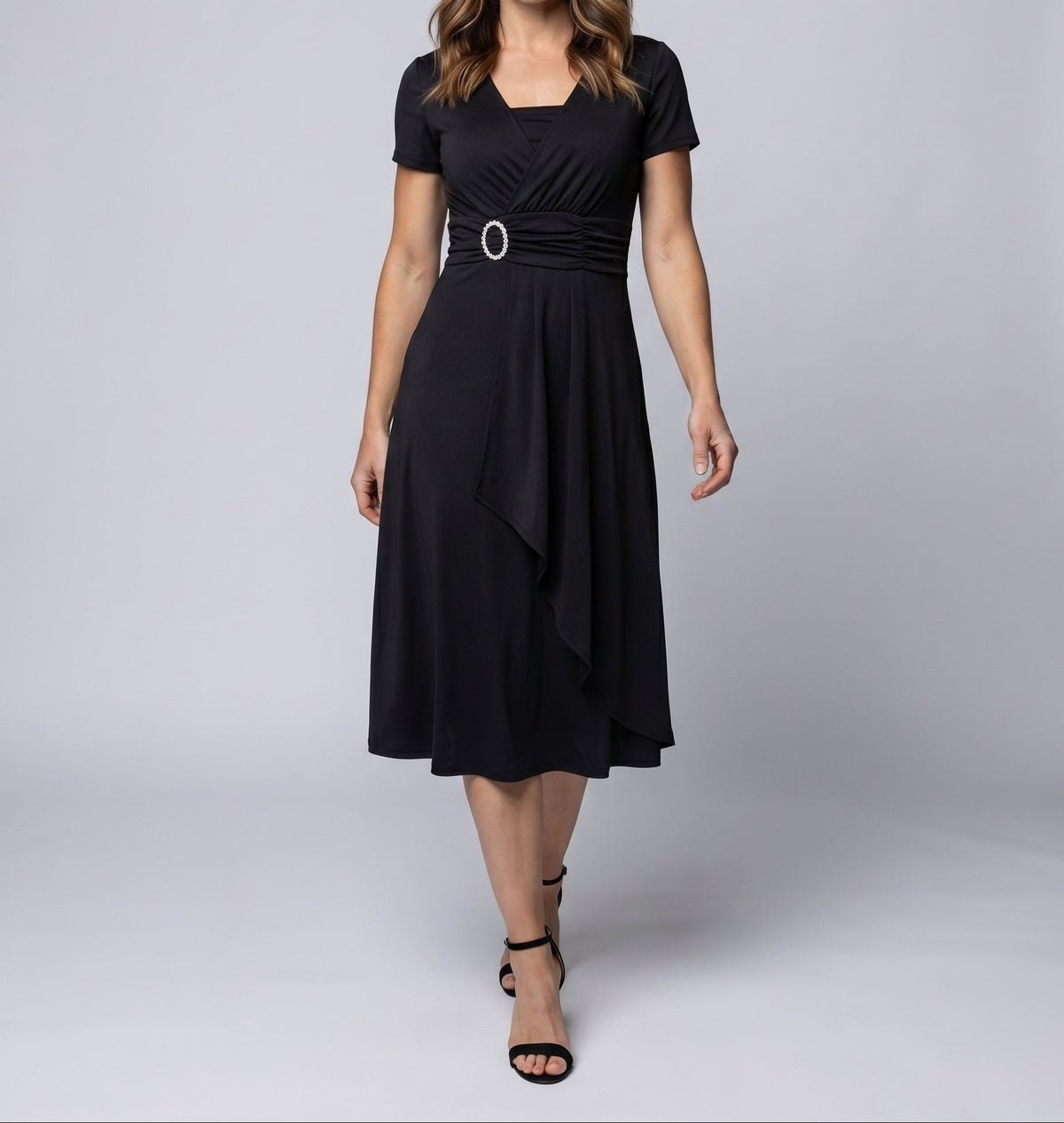 Rochie midi de damă cu efect petrecut – model cu mâneci scurte, talie încrețită și cataramă decorativă, potrivită pentru ocazii elegante