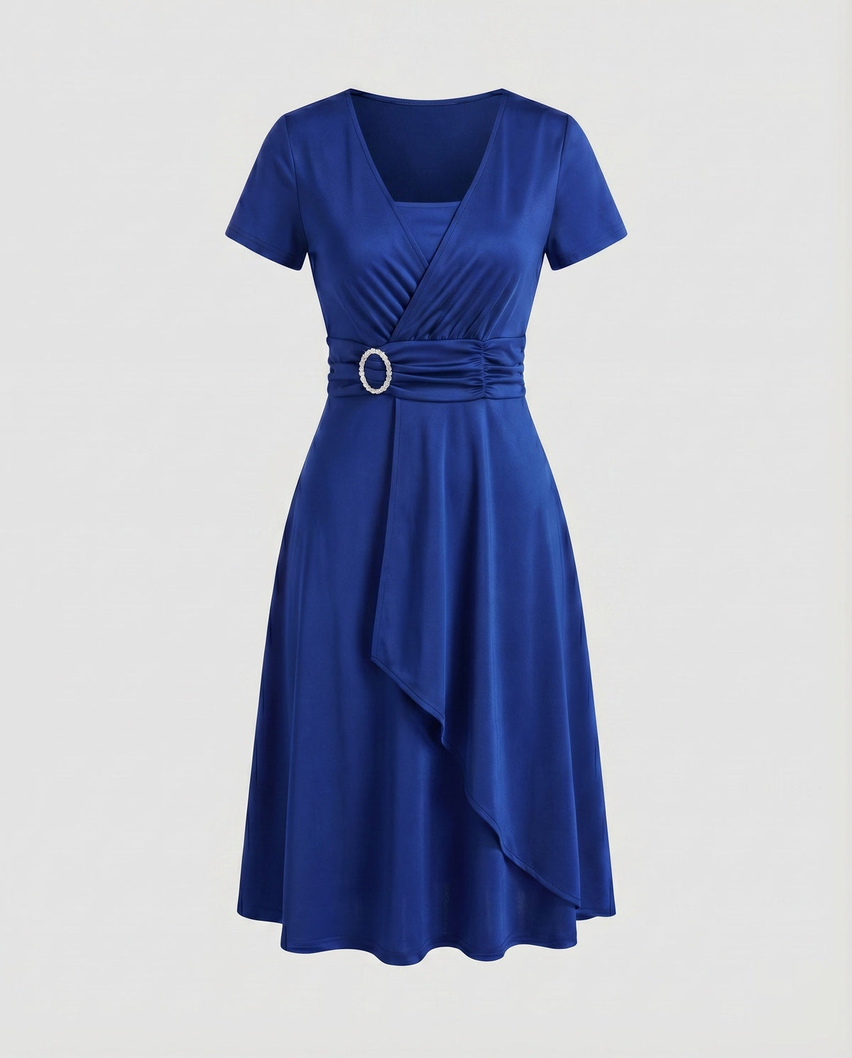 Rochie midi de damă cu efect petrecut – model cu mâneci scurte, talie încrețită și cataramă decorativă, potrivită pentru ocazii elegante