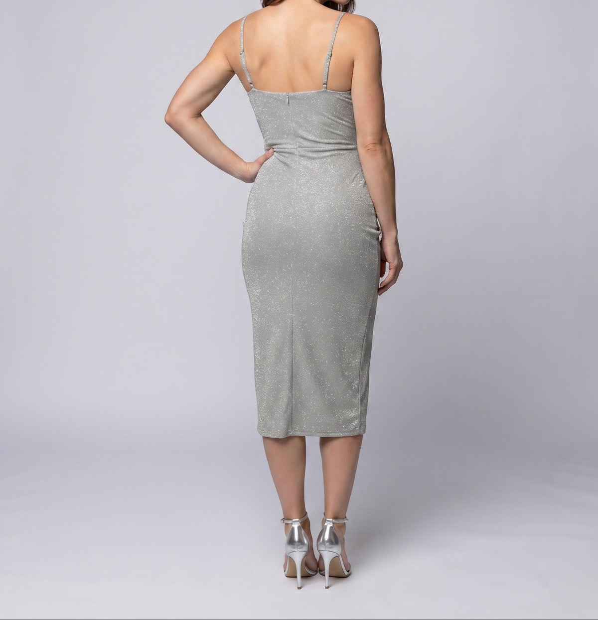 Rochie midi de damă cu aspect petrecut și strălucire discretă – rochie de seară cambrată, cu decolteu în V, bretele subțiri, încrețituri laterale și crăpătură asimetrică pe coapsă