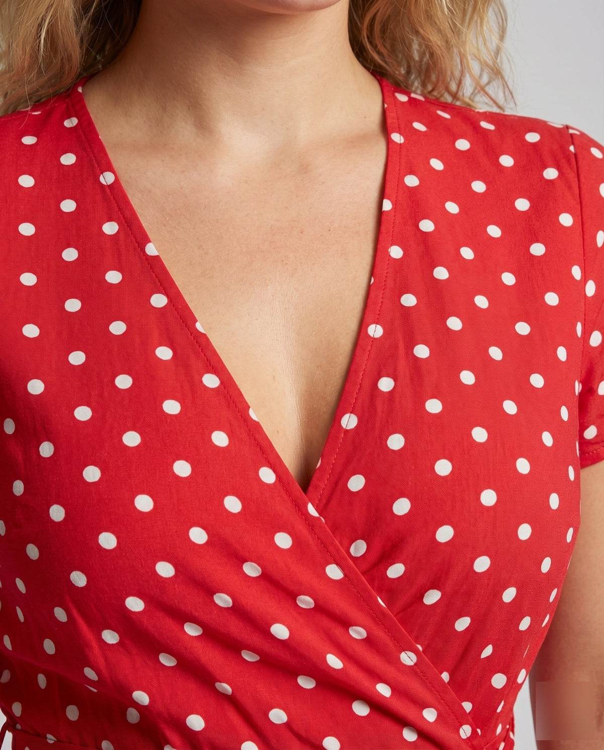 Rochie maxi petrecută cu buline pentru femei – Rochie elegantă de vară cu decolteu în V, mâneci scurte, talie cu cordon și crăpătură frontală înaltă, pentru ținute casual și de vacanță