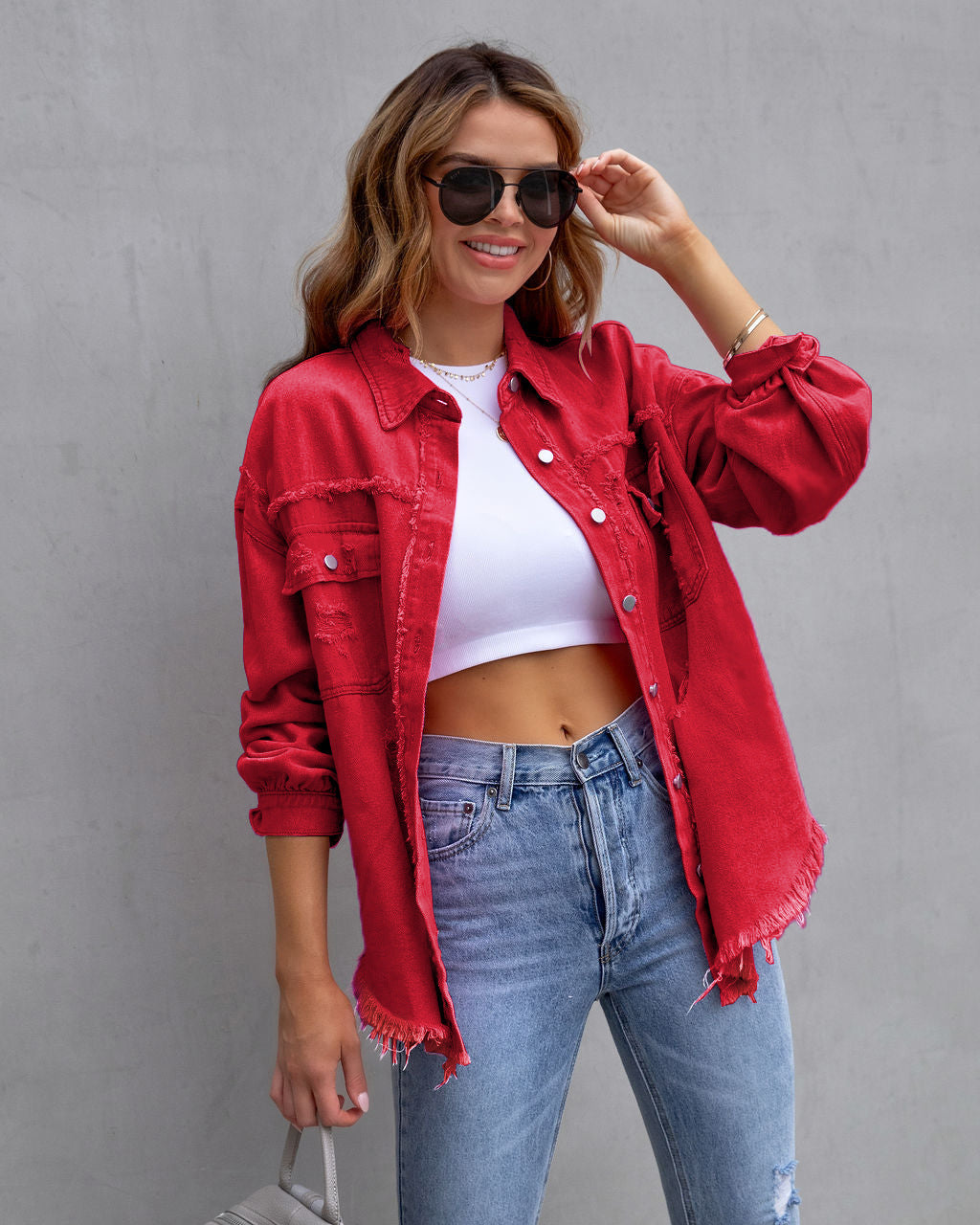 Giacca oversize in denim effetto vissuto da donna – Capo con bordi grezzi, chiusura frontale a bottoni e tasche funzionali sul petto