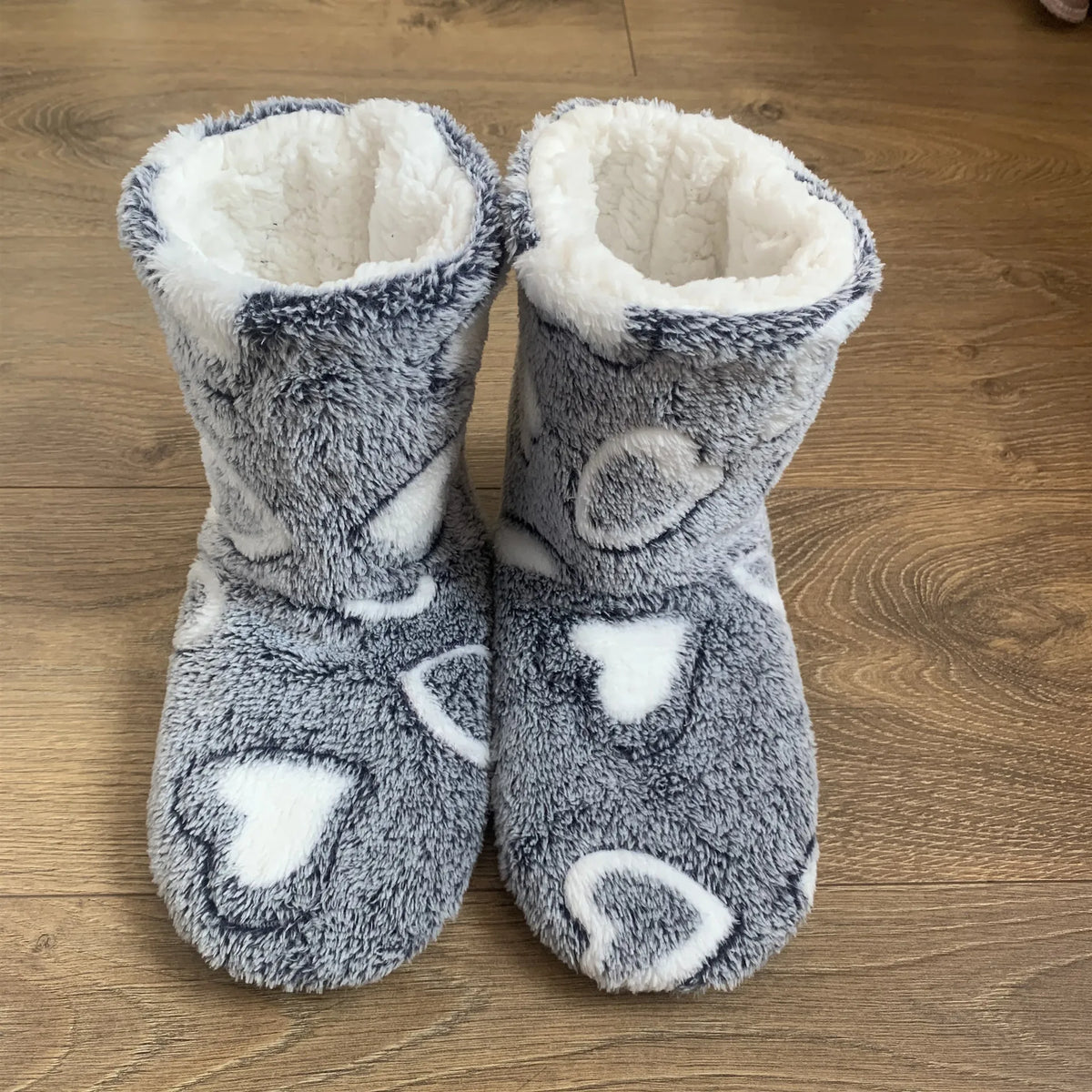 Unisex Heart-Pattern Plush Slipper Boots – Fleece-Lined Indoor Shoes with Cushioned Non-Slip Sole
