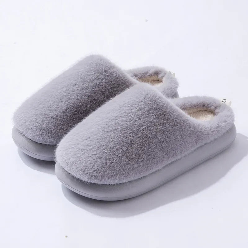 Zachte damespantoffels van pluche imitatiebont met dikke dempende zool en gesloten neus – behaaglijke pluizige instapschoenen voor comfortabel binnengebruik en ontspannen thuis zijn in de winter