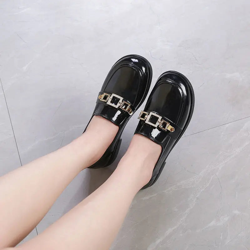Γυναικεία αδιάβροχα μοκασίνια βροχής - γυαλιστερά παπούτσια χωρίς κορδόνια, με διακοσμητική αλυσίδα και αντιολισθητική σόλα