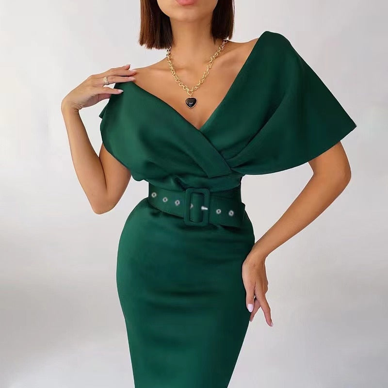 Abito aderente da donna con spalle scoperte, cintura strutturata, midi elegante