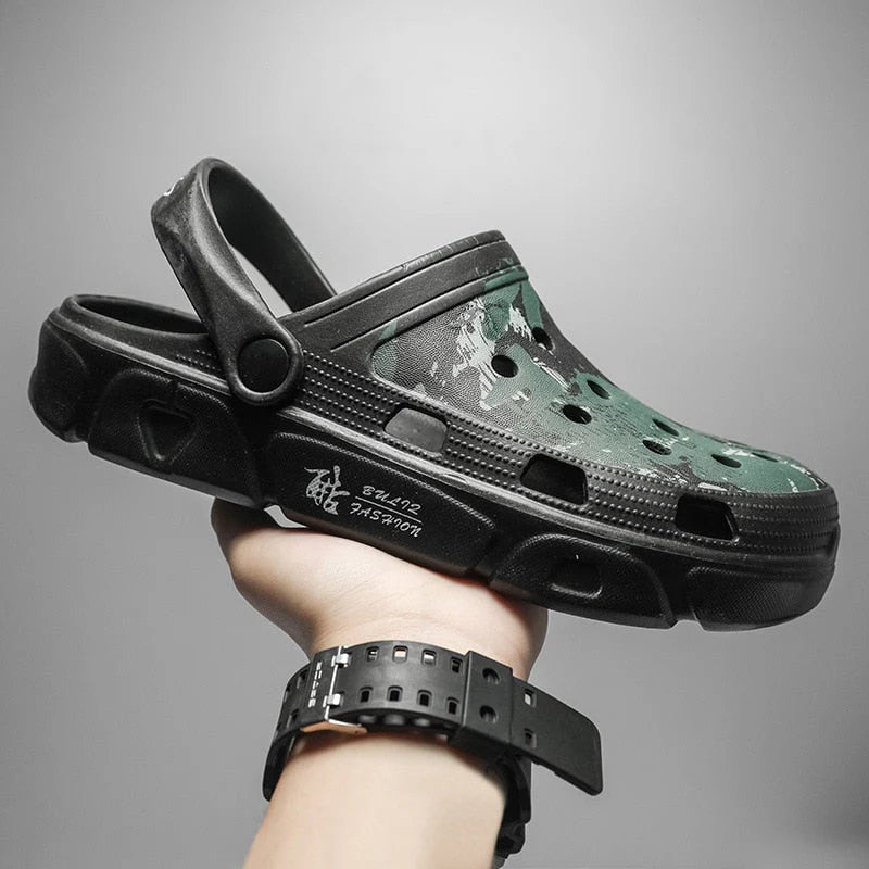 Men’s Ventilated Clog Sandals – Closed-Toe Slip-On Design with Pivoting Heel Strap and Chunky Sole