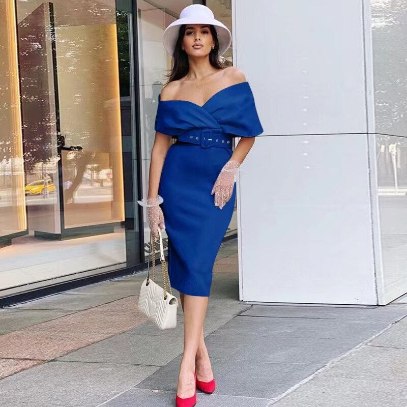 Abito aderente da donna con spalle scoperte, cintura strutturata, midi elegante