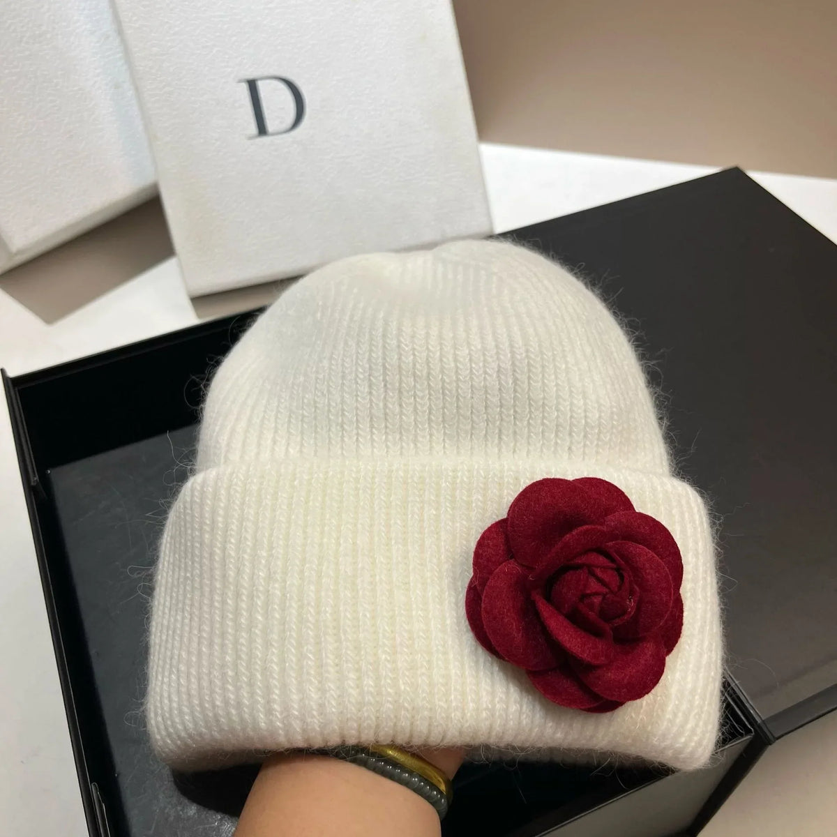 Gorro de invierno de punto con pelo de conejo para mujer - Sombrero cálido de canalé suave con detalle de flor de camelia