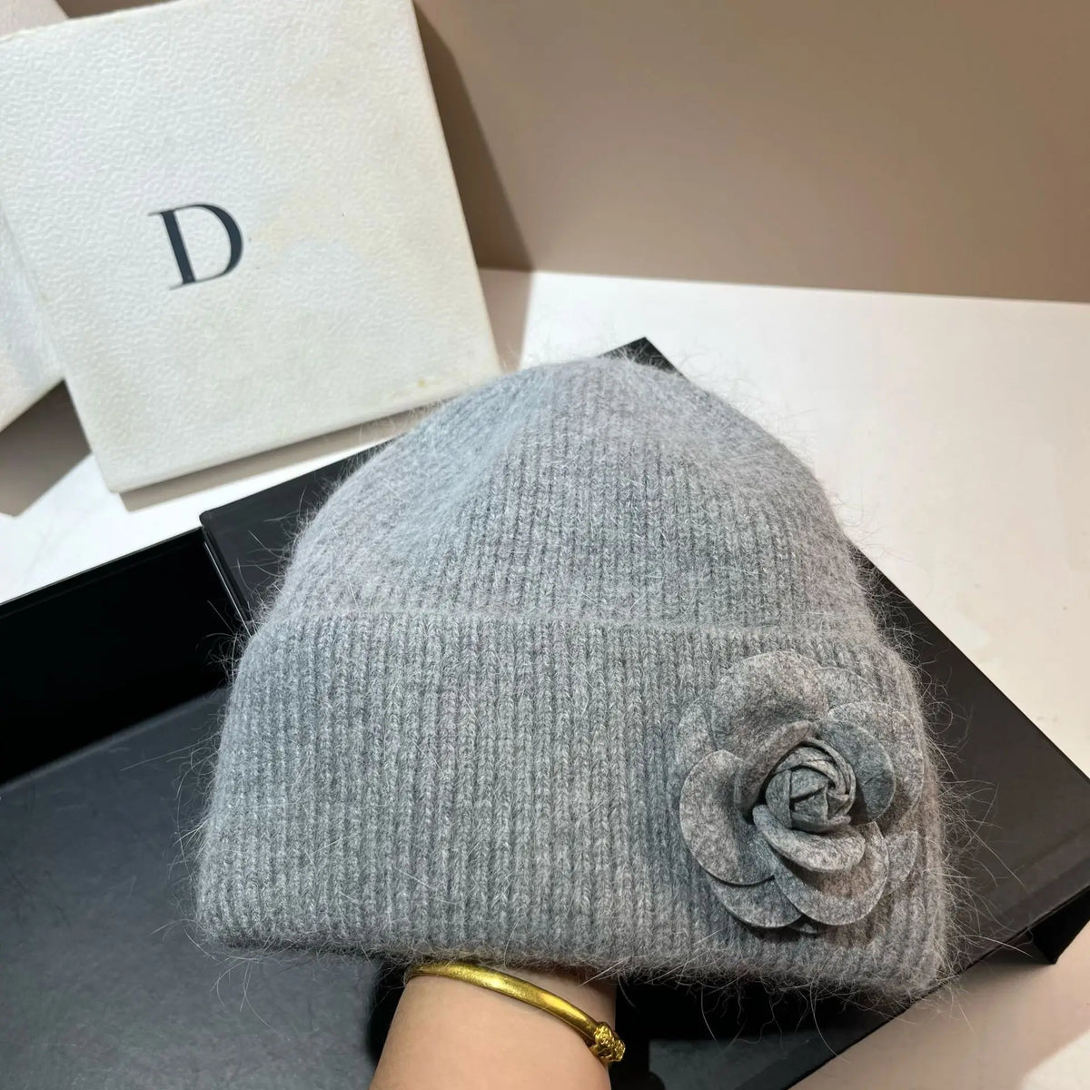 Gorro de invierno de punto con pelo de conejo para mujer - Sombrero cálido de canalé suave con detalle de flor de camelia