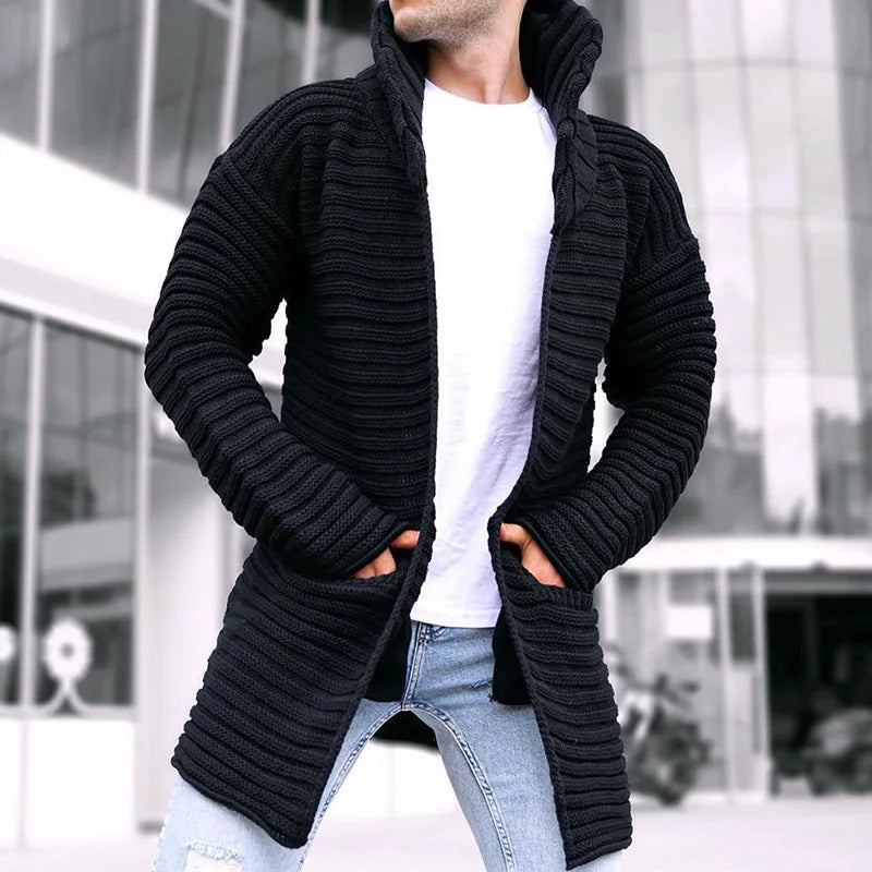 Lang cardigan til mænd i ribstrikket materiale - tyk lag-på-lag-model med sjalskrave, åben front og lommer til afslappet bytøj i efteråret og vinteren, weekendoutfits og hverdagsstil i koldt vejr