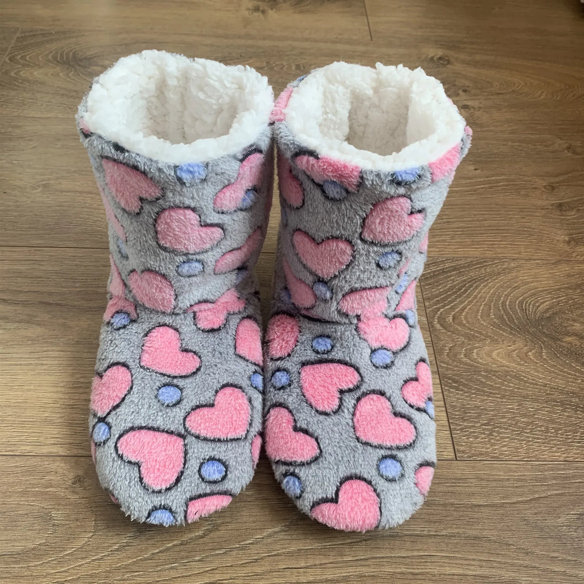 Unisex Heart-Pattern Plush Slipper Boots – Fleece-Lined Indoor Shoes with Cushioned Non-Slip Sole
