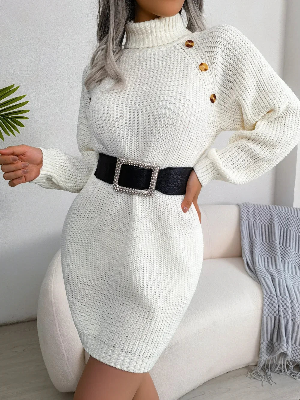 Dámske mini šaty z hrubého rebrovaného úpletu s rolákom – svetrové šaty s naberanými rukávmi a detailom gombíkov na elegantné jesenné a zimné nosenie