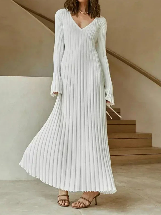 Rochie maxi elegantă de damă din tricot striat - rochie tip pulover mulată, cu mâneci lungi, decolteu în V și tiv evazat vaporos, pentru toamnă și iarnă