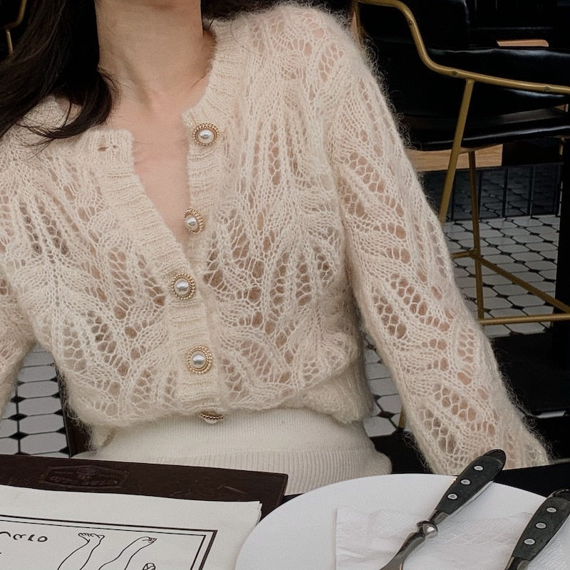 Damesvest van fijn ajourgebreid kant met decoratieve knopen - lichtgewicht elegante laag voor lente en zomer