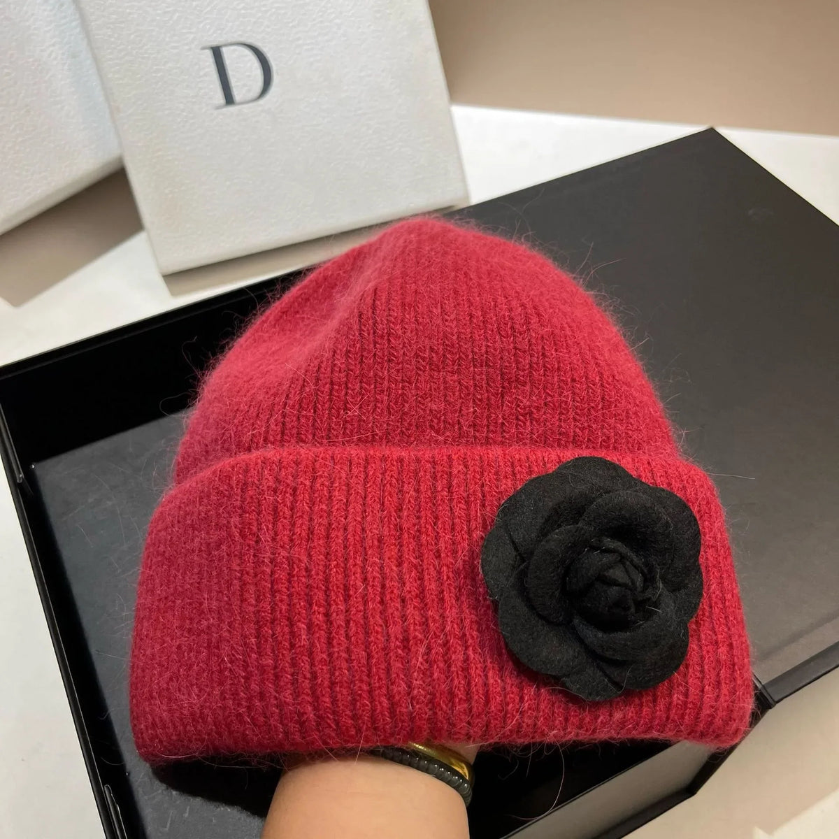 Gorro de invierno de punto con pelo de conejo para mujer - Sombrero cálido de canalé suave con detalle de flor de camelia