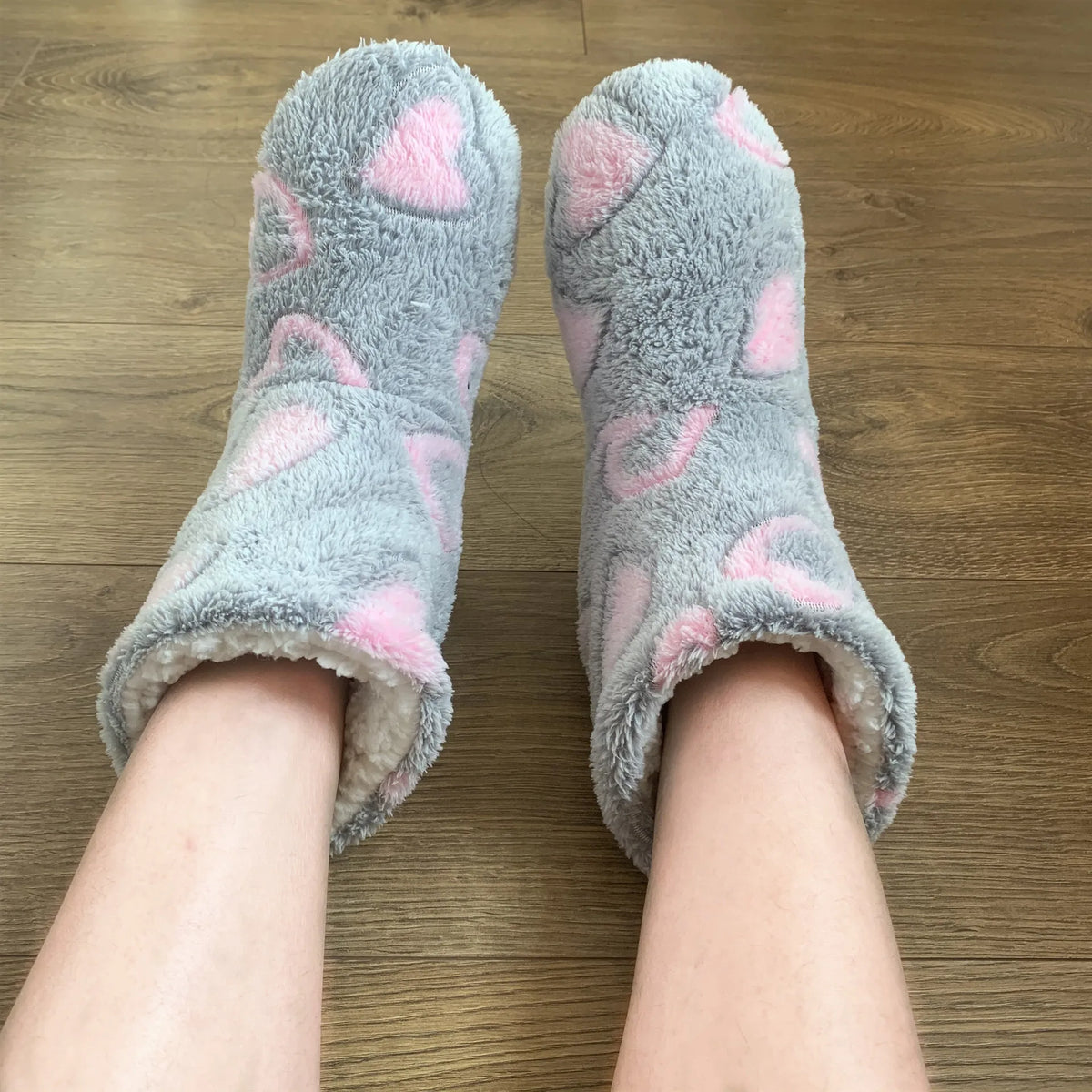 Unisex Heart-Pattern Plush Slipper Boots – Fleece-Lined Indoor Shoes with Cushioned Non-Slip Sole