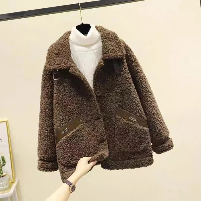 Naisten ylisuuri teddy-takki solkikauluksella ja kontrastireunuksisilla taskuilla – mukava nappikiinnitteinen päällysvaate syksyyn ja talveen