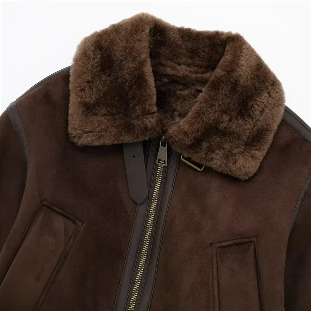 Γυναικείο κοντό bomber με όψη σουέντ, γιακά από plush shearling και ριμπ μανσέτες – Ζεστό χειμερινό πανωφόρι εμπνευσμένο από vintage στυλ