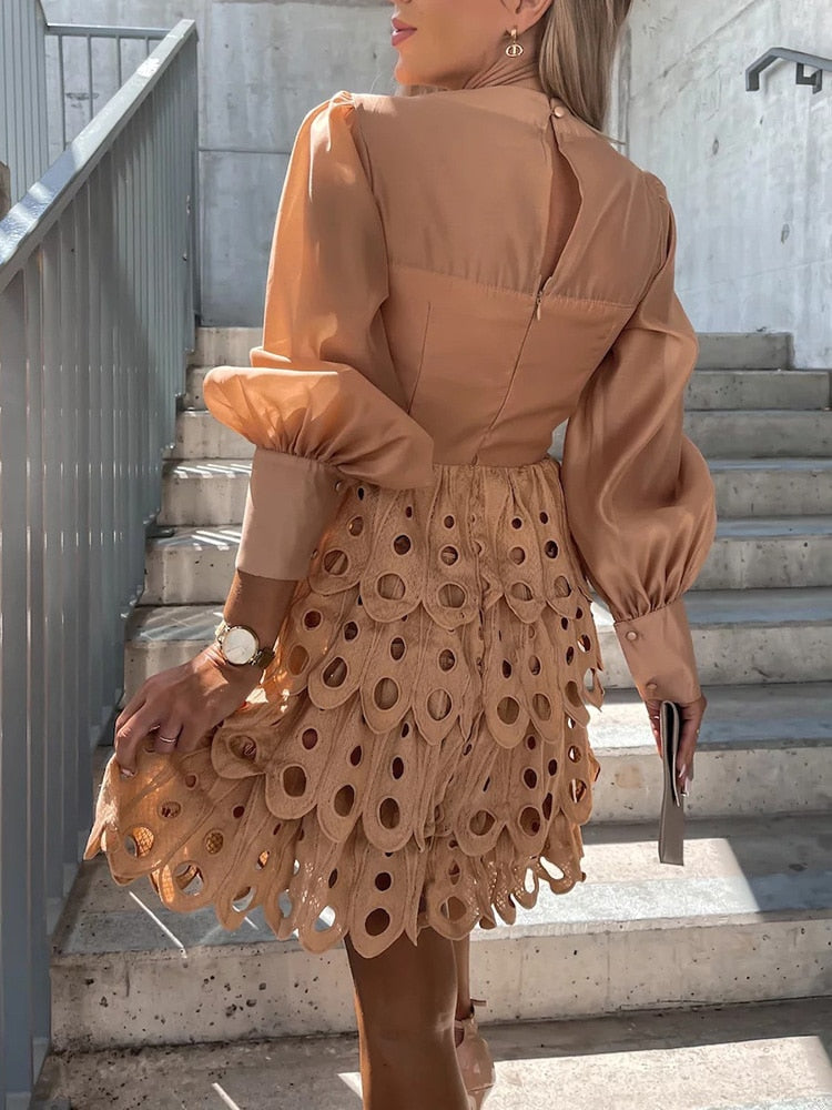 Rochie mini brodată pentru femei cu mâneci transparente și detalii decupate