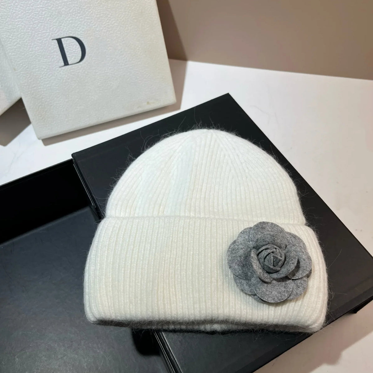 Gorro de invierno de punto con pelo de conejo para mujer - Sombrero cálido de canalé suave con detalle de flor de camelia