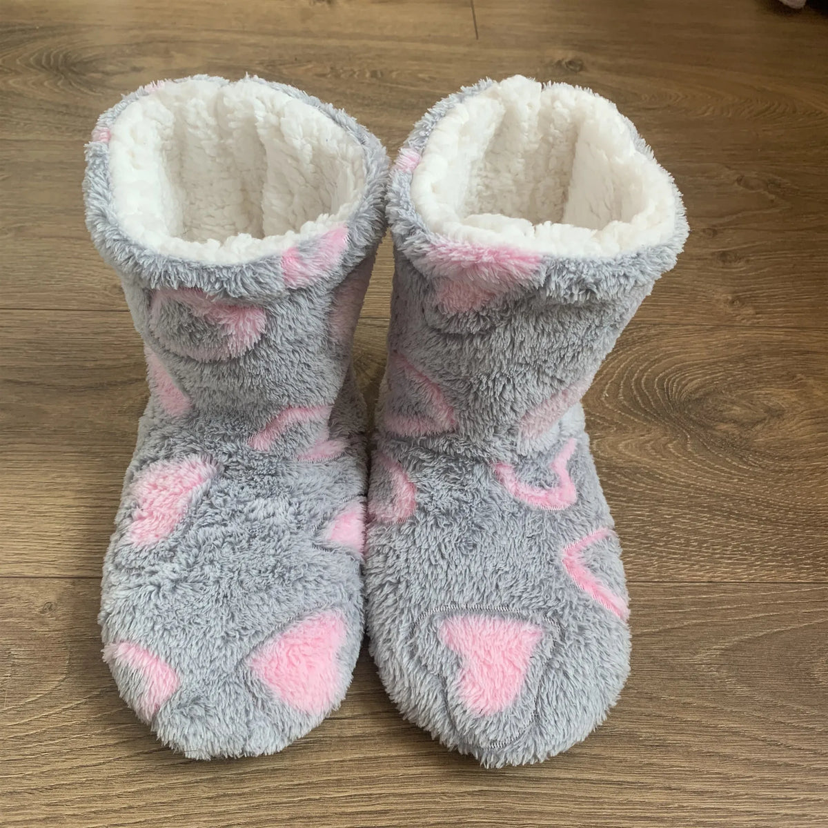 Unisex Heart-Pattern Plush Slipper Boots – Fleece-Lined Indoor Shoes with Cushioned Non-Slip Sole