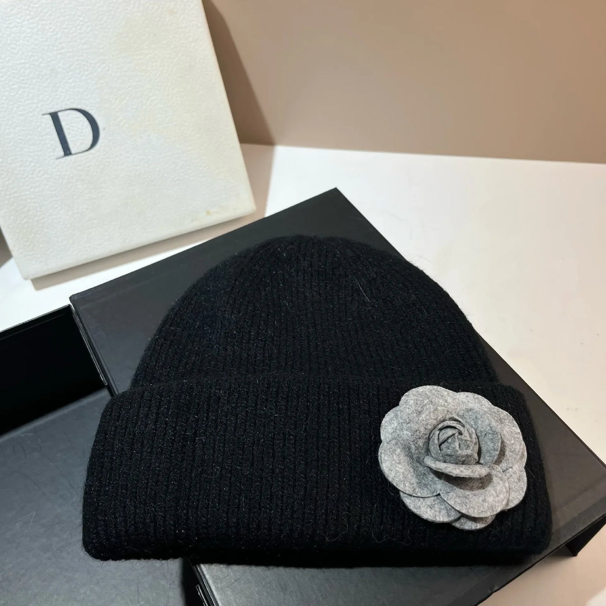 Gorro de invierno de punto con pelo de conejo para mujer - Sombrero cálido de canalé suave con detalle de flor de camelia