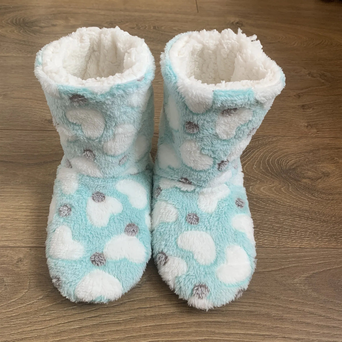 Unisex Heart-Pattern Plush Slipper Boots – Fleece-Lined Indoor Shoes with Cushioned Non-Slip Sole