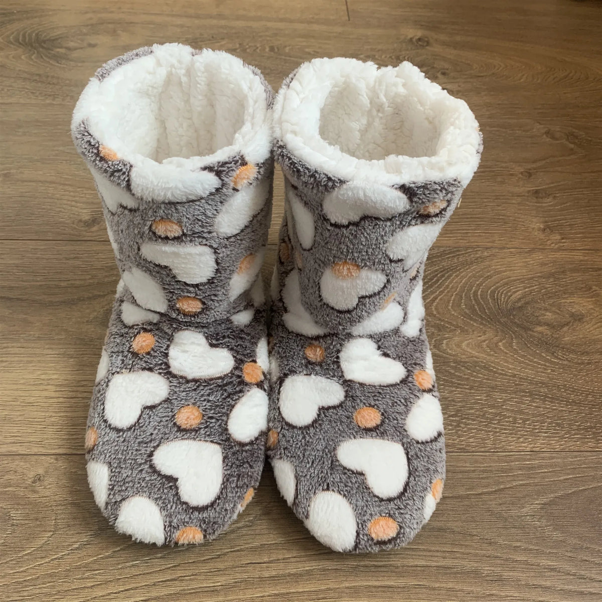 Unisex Heart-Pattern Plush Slipper Boots – Fleece-Lined Indoor Shoes with Cushioned Non-Slip Sole