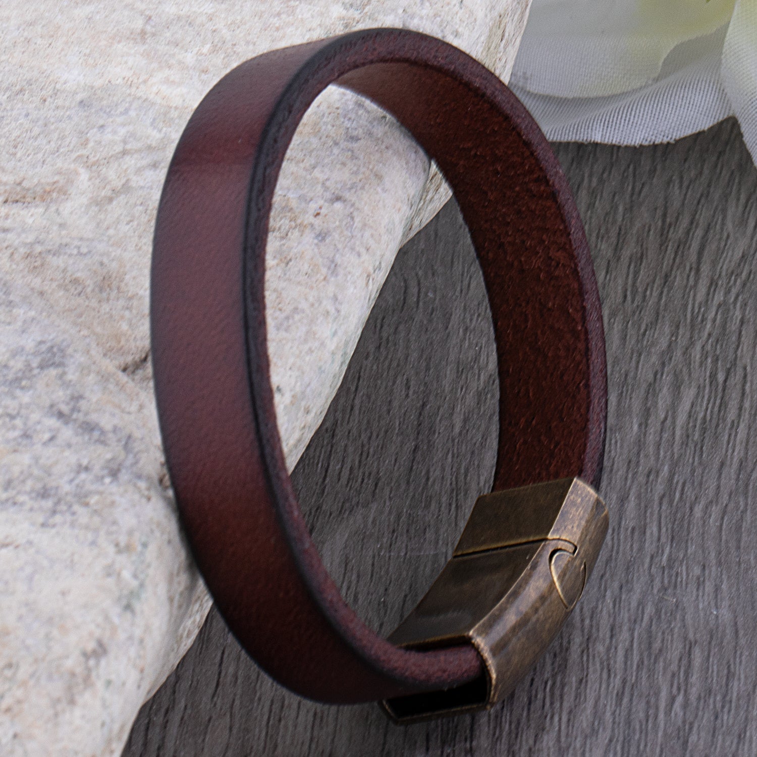 Men’s Leather Bracelet with Brass Clasp – Minimal Wristwear for Casual and Smart Styling
