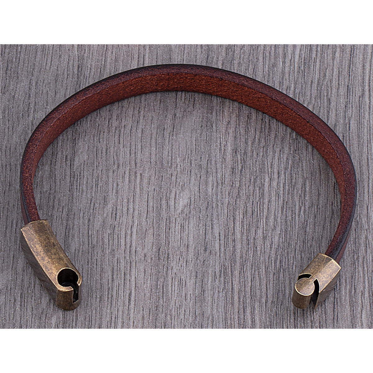 Men’s Leather Bracelet with Brass Clasp – Minimal Wristwear for Casual and Smart Styling