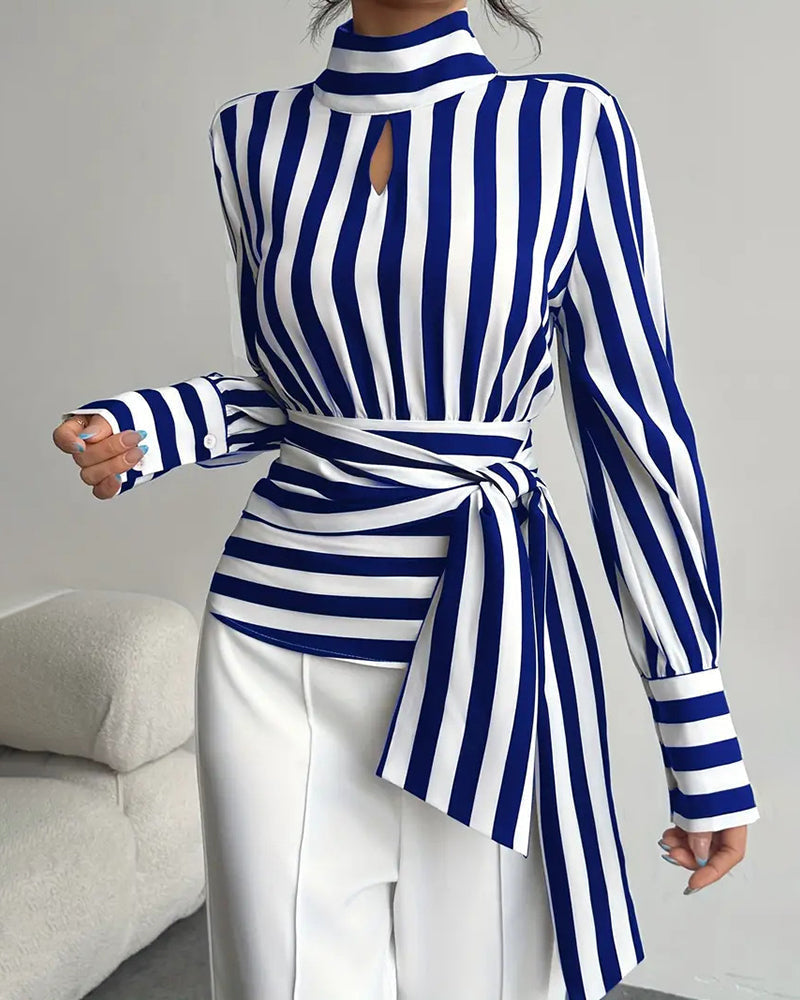 Elegante bedrukte damesblouse met hoge hals, sleutelgatuitsnijding en gedrapeerde strikceintuur – getailleerde top met lange mouwen voor kantoor en avondkleding