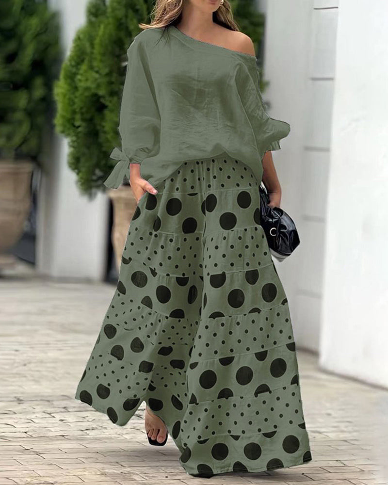 Set de damă cu top drapat, cu umerii goi, și pantaloni evazați cu croială largă, imprimați - ținută lejeră de vară din două piese pentru vacanțe și ținute casual