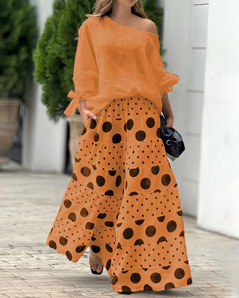 Set de damă cu top drapat, cu umerii goi, și pantaloni evazați cu croială largă, imprimați - ținută lejeră de vară din două piese pentru vacanțe și ținute casual