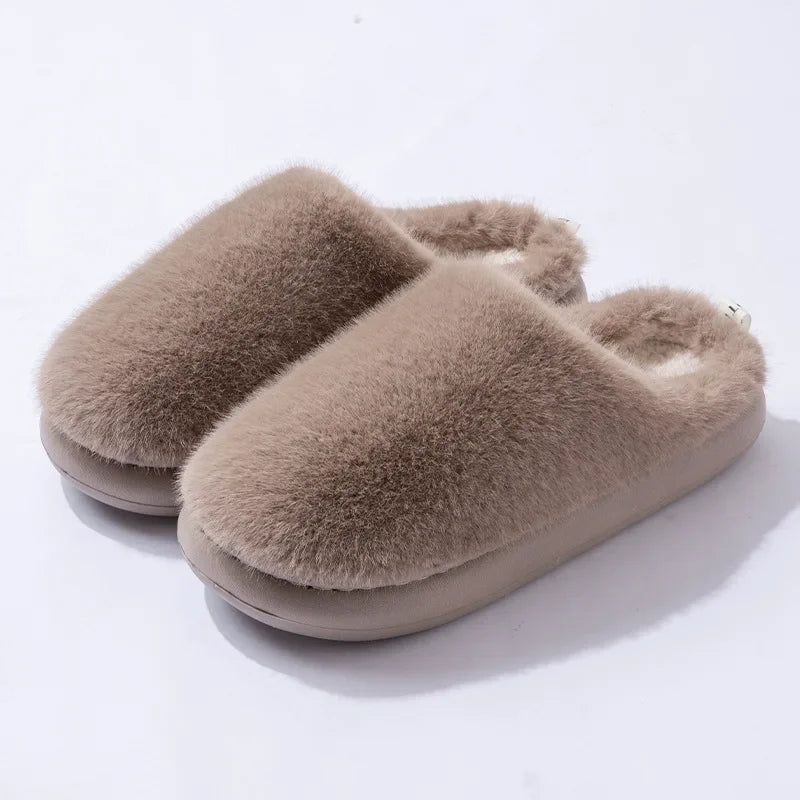 Zachte damespantoffels van pluche imitatiebont met dikke dempende zool en gesloten neus – behaaglijke pluizige instapschoenen voor comfortabel binnengebruik en ontspannen thuis zijn in de winter