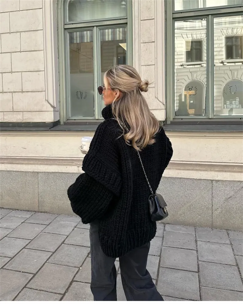 Ženski predimenzionirani debelo pleteni pulover s dolčevita-ovratnikom, izraženim teksturiranim pletivom i voluminoznim dugim rukavima – topli pulover opuštenog kroja za ugodno jesensko-zimsko slojevito odijevanje i ležerno svakodnevno nošenje