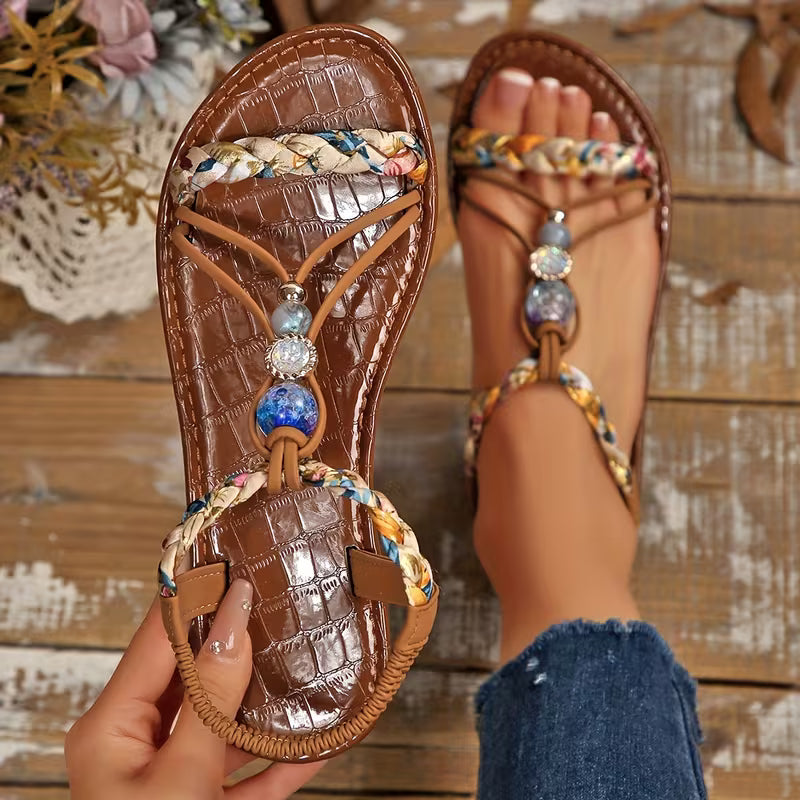 Dámské korálkové žabky – plochý pletený boho styl na léto