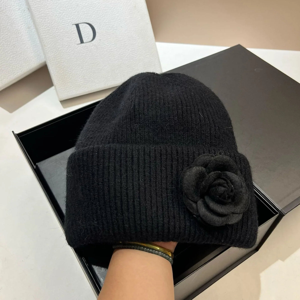 Gorro de invierno de punto con pelo de conejo para mujer - Sombrero cálido de canalé suave con detalle de flor de camelia