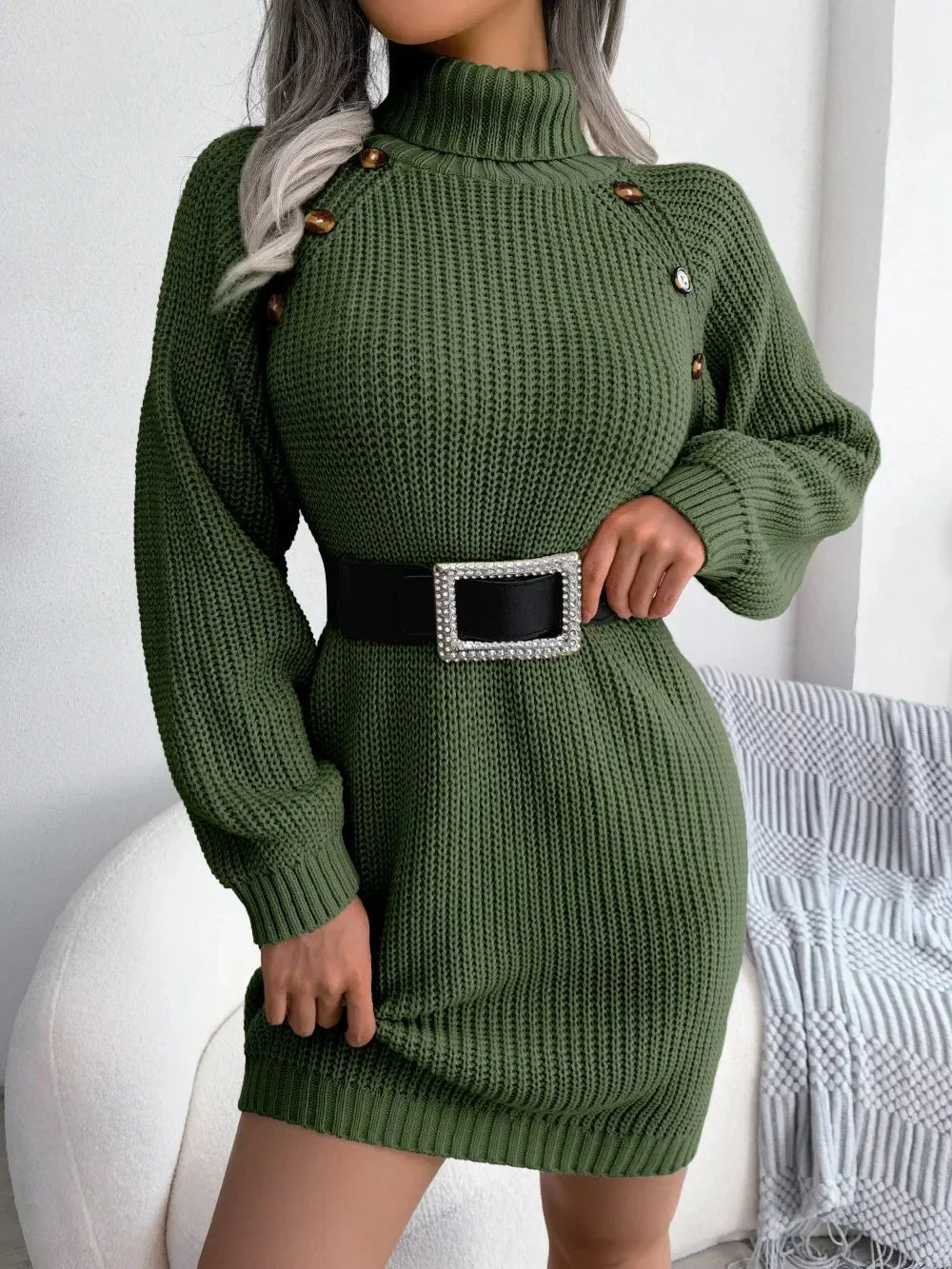 Ribstrikket sweaterkjole til kvinder med rullekrave og dekorative knapper på skuldrene – blød minimodel med lange ærmer til efterårs- og vinterbeklædning