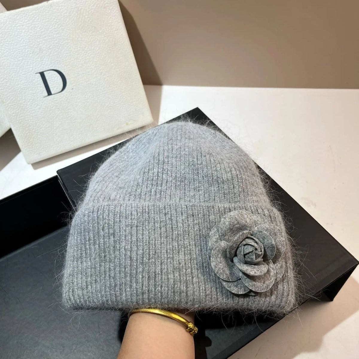 Gorro de invierno de punto con pelo de conejo para mujer - Sombrero cálido de canalé suave con detalle de flor de camelia