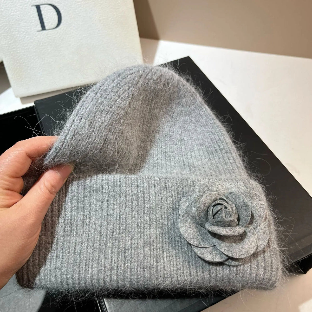 Gorro de invierno de punto con pelo de conejo para mujer - Sombrero cálido de canalé suave con detalle de flor de camelia
