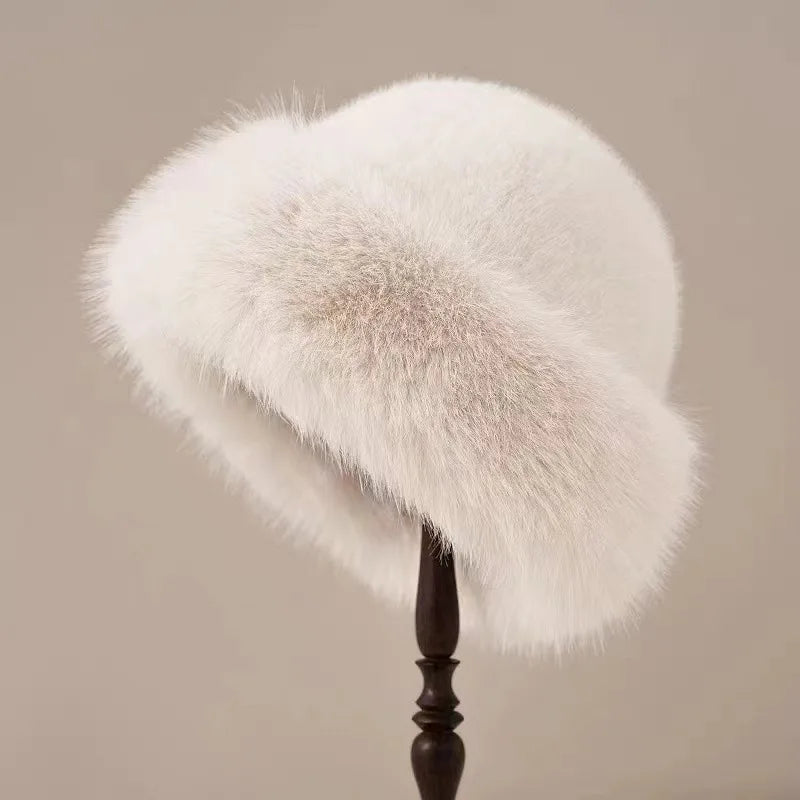 Damen-Wintermütze aus Kunstpelz – kuschelig-weiche Mütze mit Krempe für elegantes Winterstyling im Alltag