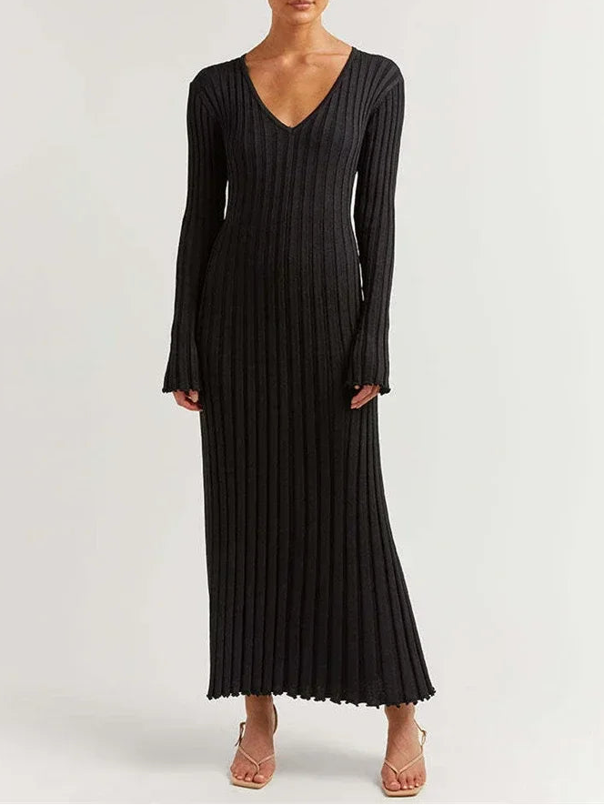 Rochie maxi elegantă de damă din tricot striat - rochie tip pulover mulată, cu mâneci lungi, decolteu în V și tiv evazat vaporos, pentru toamnă și iarnă
