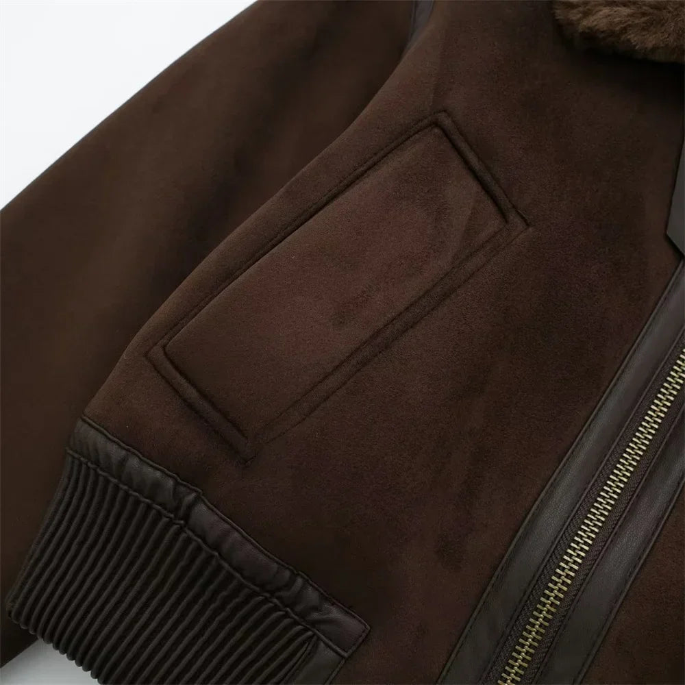 Γυναικείο κοντό bomber με όψη σουέντ, γιακά από plush shearling και ριμπ μανσέτες – Ζεστό χειμερινό πανωφόρι εμπνευσμένο από vintage στυλ