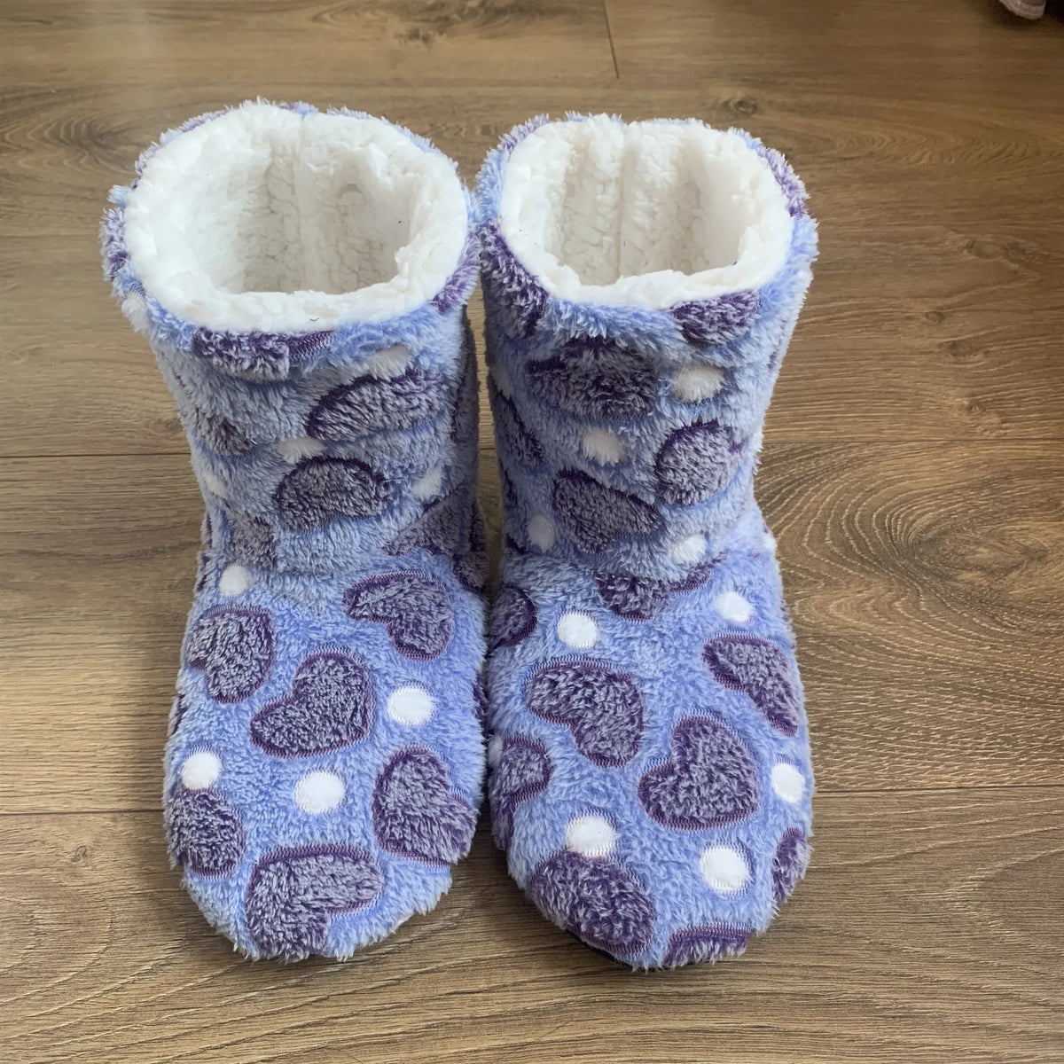 Unisex Heart-Pattern Plush Slipper Boots – Fleece-Lined Indoor Shoes with Cushioned Non-Slip Sole