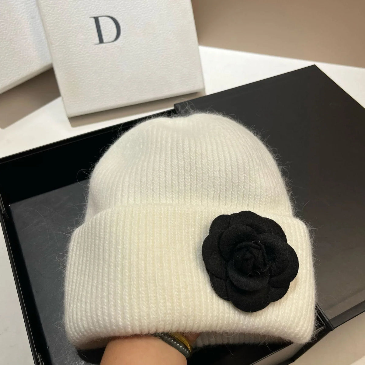 Gorro de invierno de punto con pelo de conejo para mujer - Sombrero cálido de canalé suave con detalle de flor de camelia