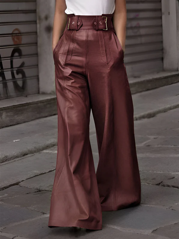 Dámske nohavice so širokými nohavicami a vysokým pásom v koženom vzhľade – štruktúrovaný celodĺžkový model s opaskom na streetwear, elegantné ležérne outfity a večerné plány
