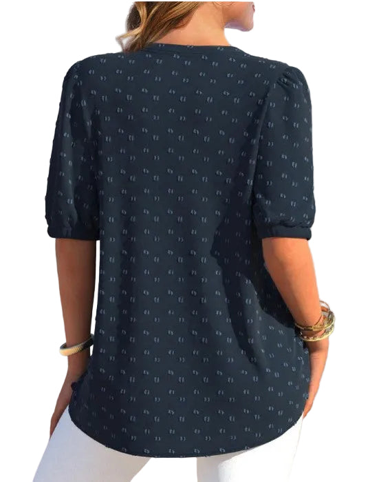 Dámská halenka s texturou a výstřihem do V – styl s nabíranými rukávy a knoflíkovým detailem na jaro a léto