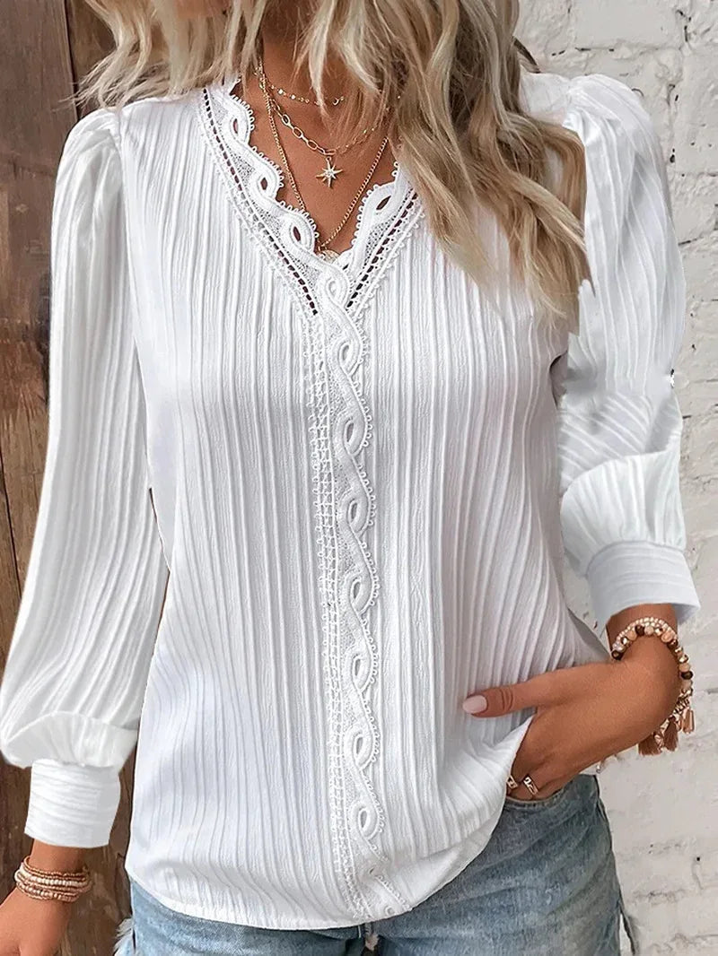 Blusa elegante de mujer con escote en V – Tela estructurada, manga larga, detalle de encaje