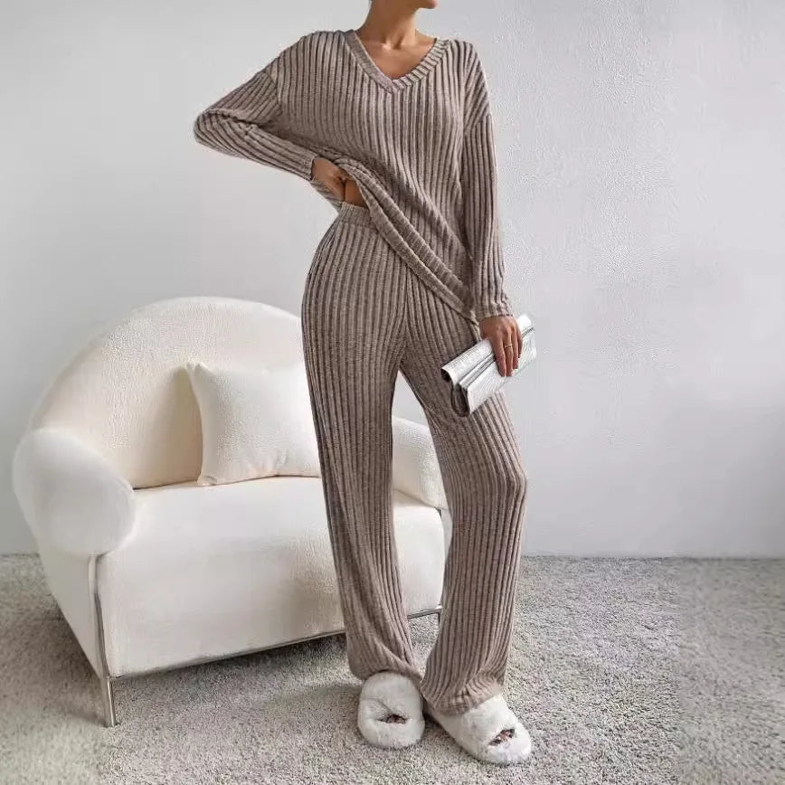 Damen-Zweiteiler aus gerippter Strickware - Lockerer Pullover mit V-Ausschnitt und Hose mit weitem Bein für Herbst und Winter